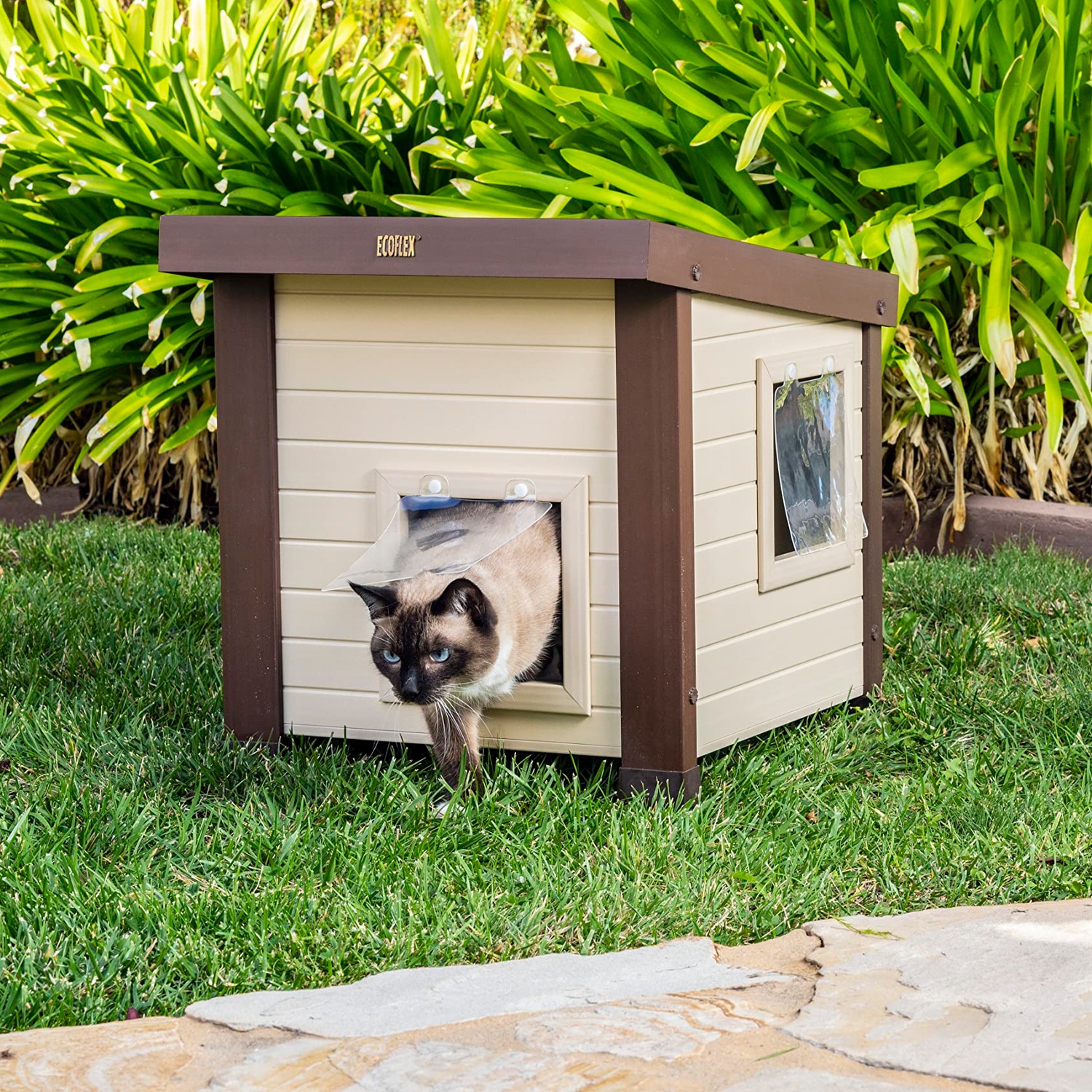 Outdoor Cat House with Two Doors: image 5